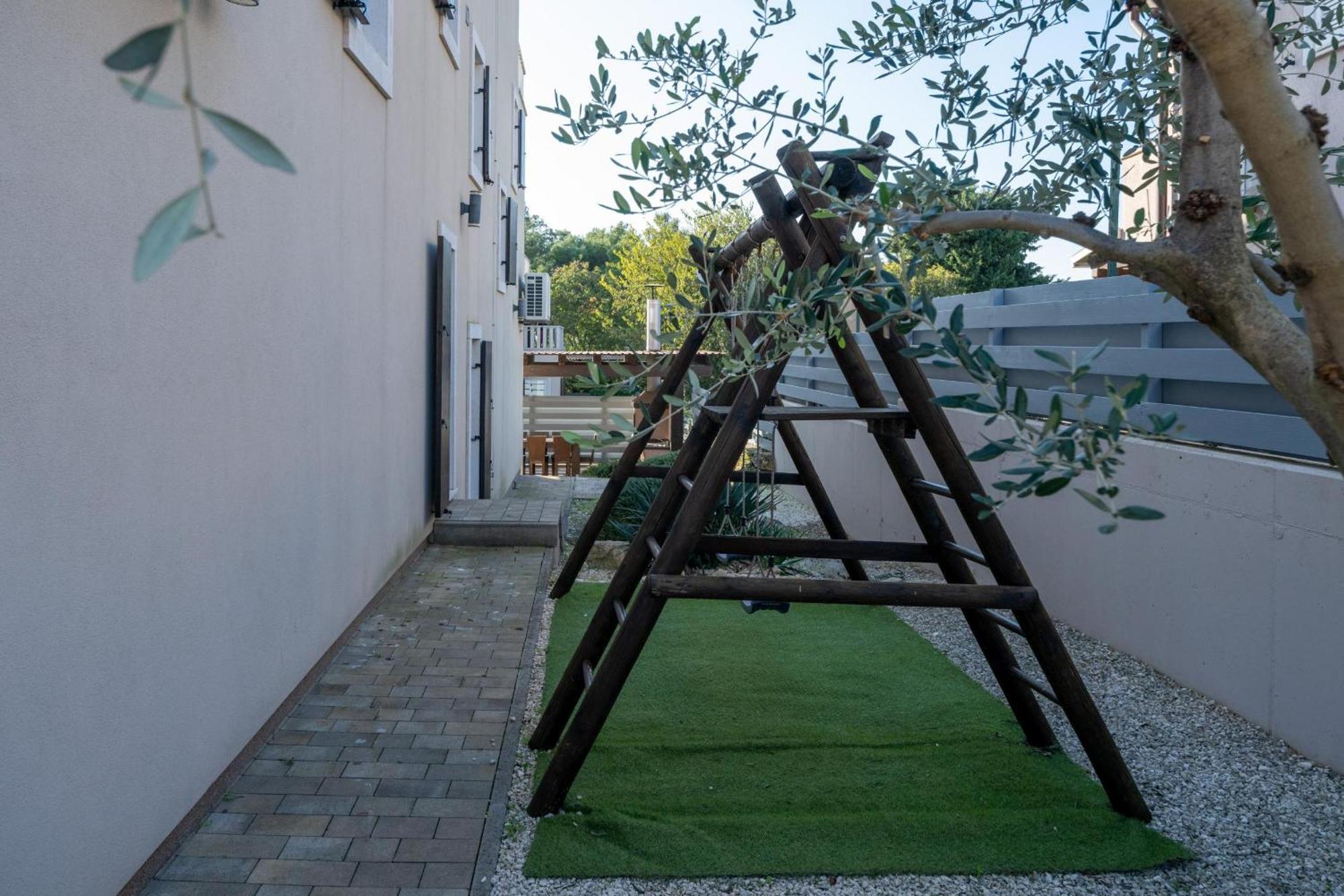 Villa Castagna Near The Sea With Private Pool And Sauna Premantura Extérieur photo
